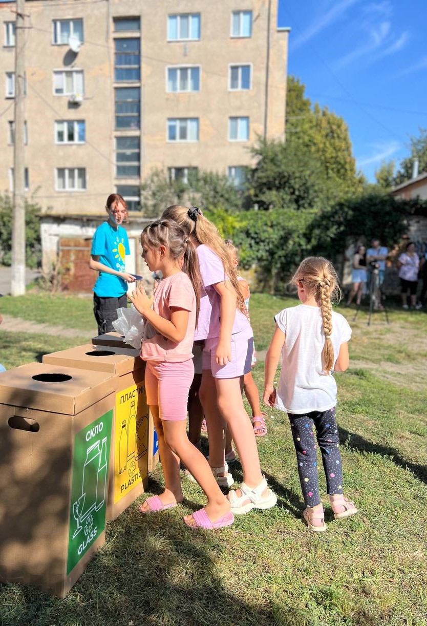 Свідоме управління відходами – це легко.  У Вінниці пройшла еко-акція “Сортуємо разом – рятуємо планету!”